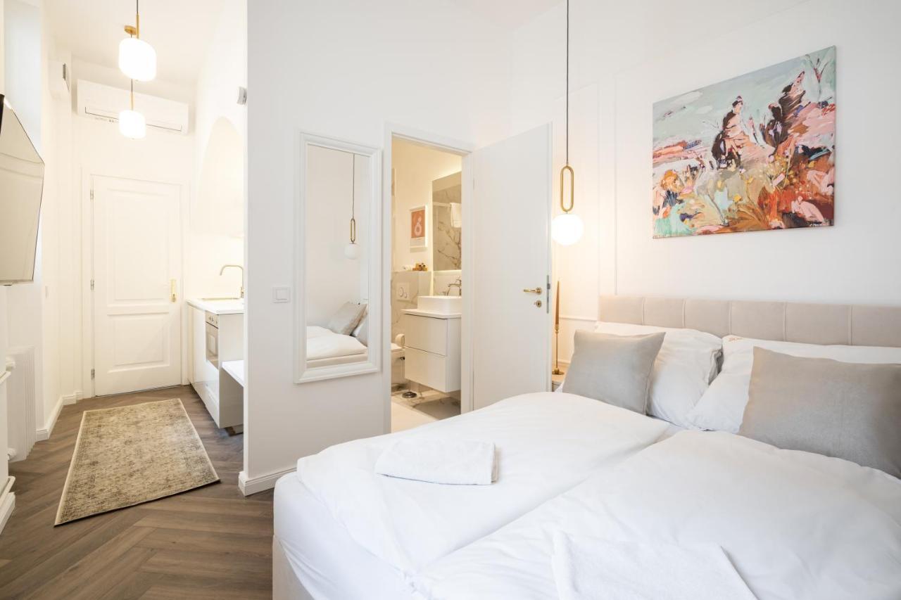 E13 - Grand Boulevard Heritage Suite - Best Location By Bqa Budapest Phòng bức ảnh